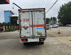 躍進(jìn)3.3米柴油（藍(lán)牌）腐蝕品廂式車