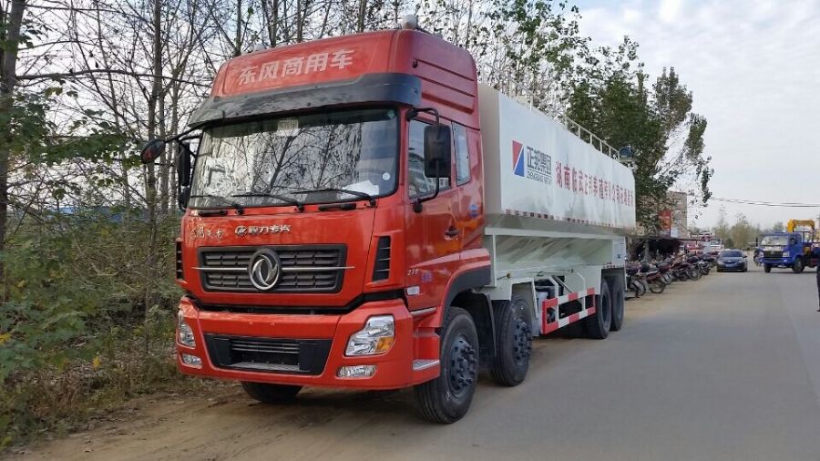天錦三軸CLW5311ZSLD5型散裝飼料運輸車