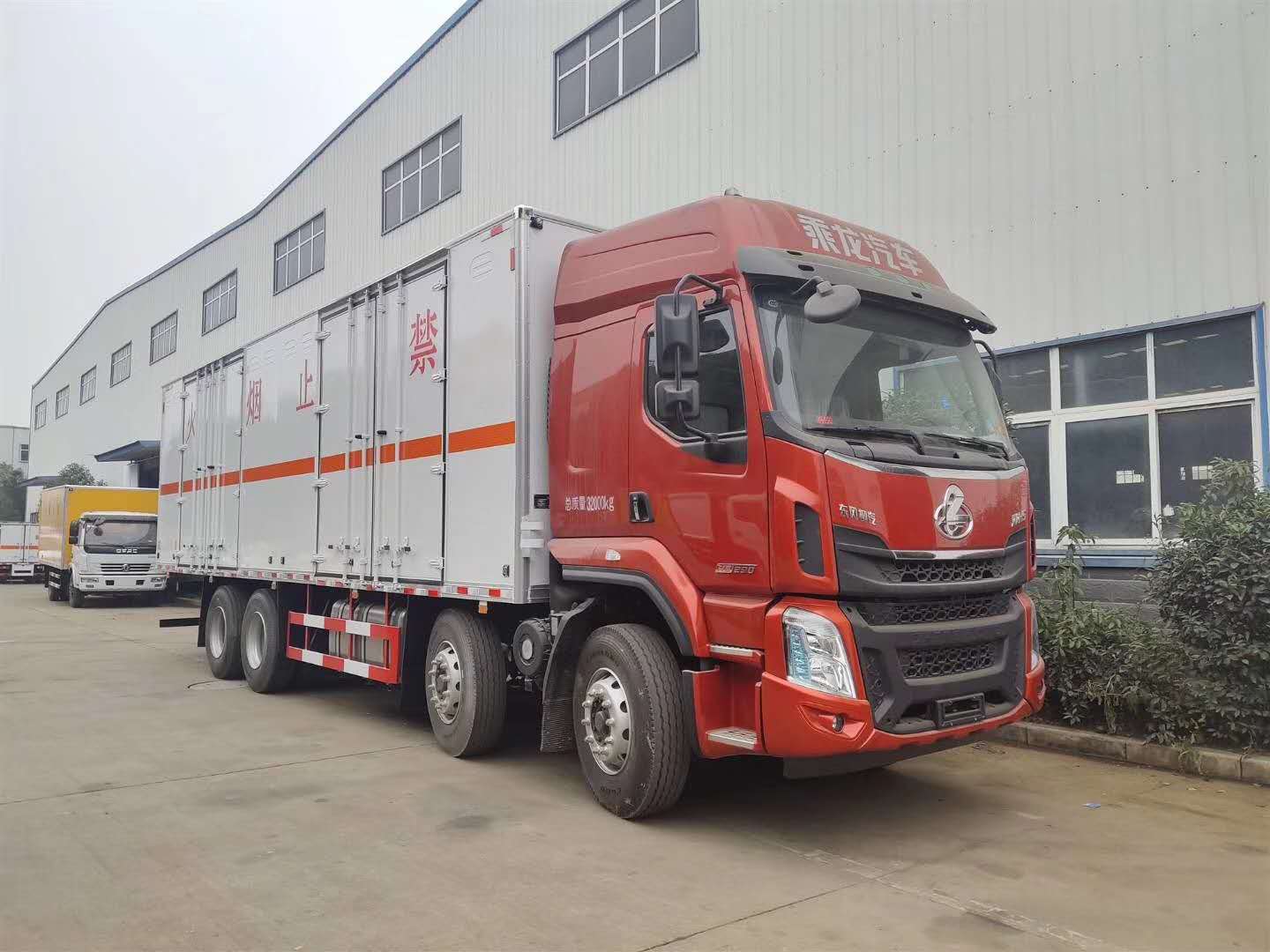 柳汽乘龍9.4米貨廂腐蝕品廂式運輸車