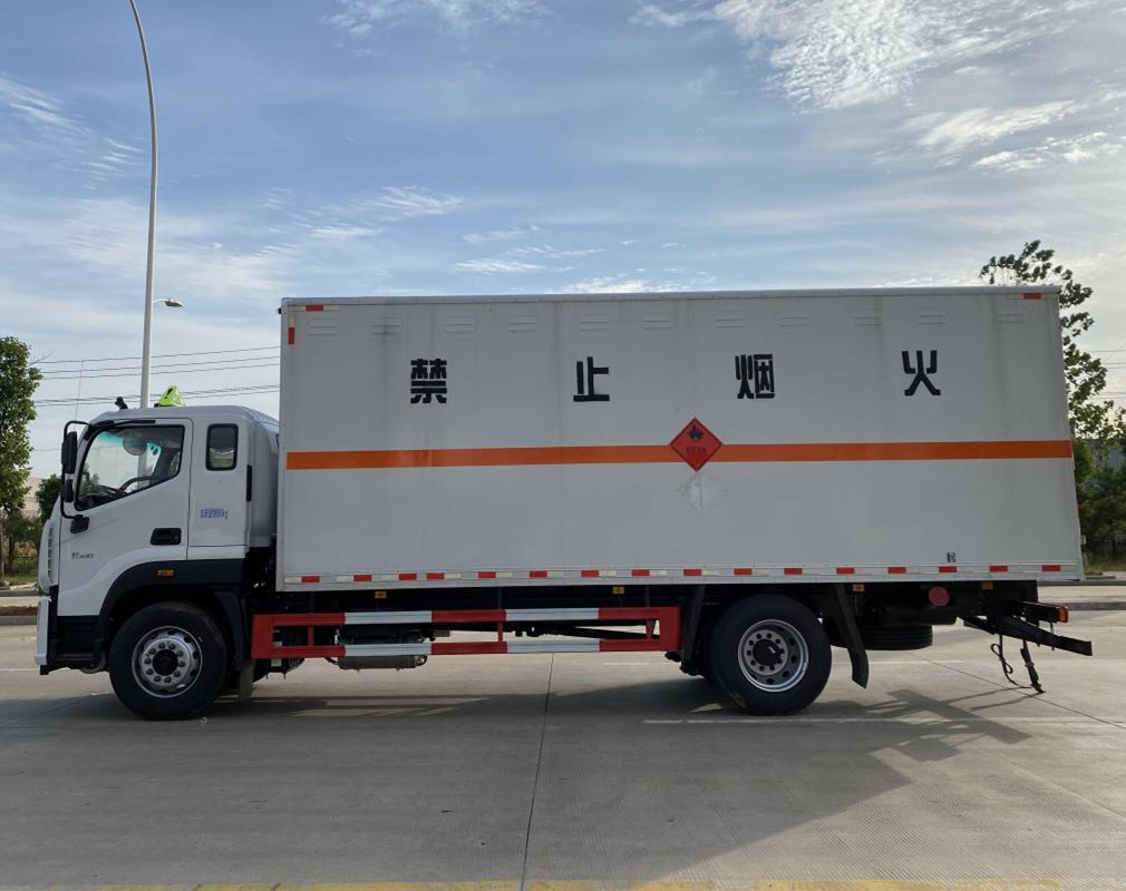 福田歐航6.8米雜項危險品廂式運輸車