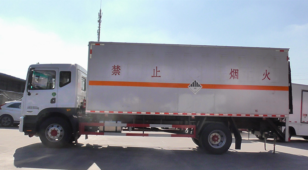 東風(fēng)多利卡D9九類雜項(xiàng)危險(xiǎn)品廂式車