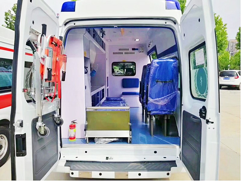 福特新時代V348短軸中頂救護(hù)車