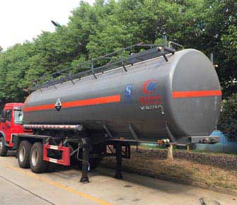 程力威牌CLW9350GFW型腐蝕性物品罐式運(yùn)輸半掛車