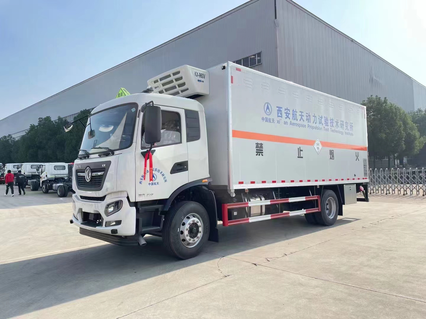 東風(fēng)天錦6米8帶冷機(jī)國六危險(xiǎn)品車