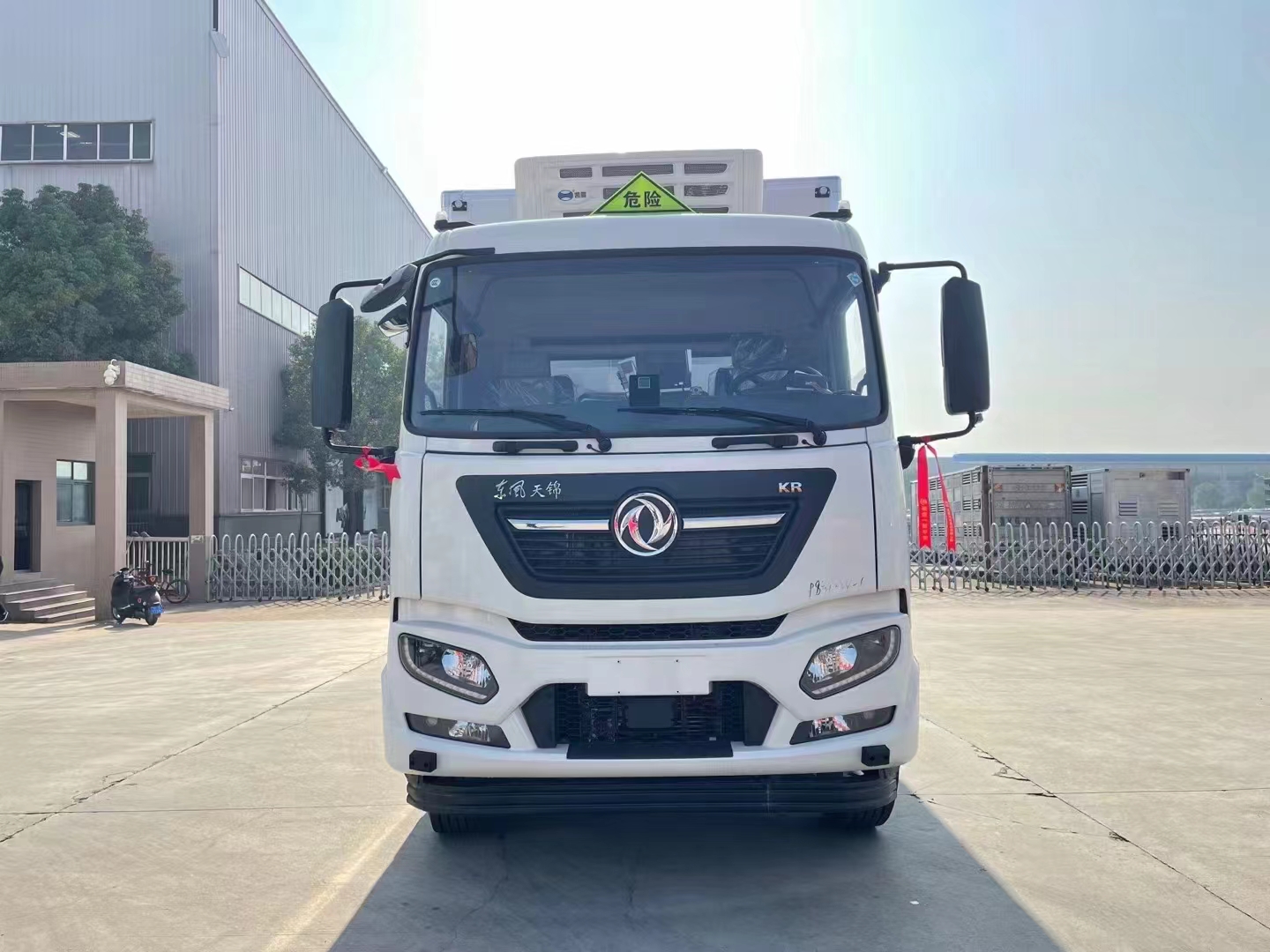 東風(fēng)天錦6米8帶冷機(jī)國六危險(xiǎn)品車