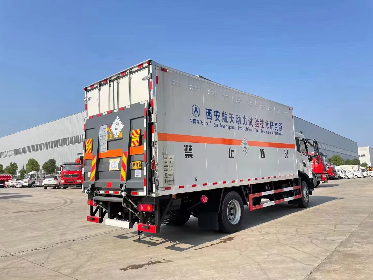 東風(fēng)天錦6米8帶冷機(jī)國六危險(xiǎn)品車
