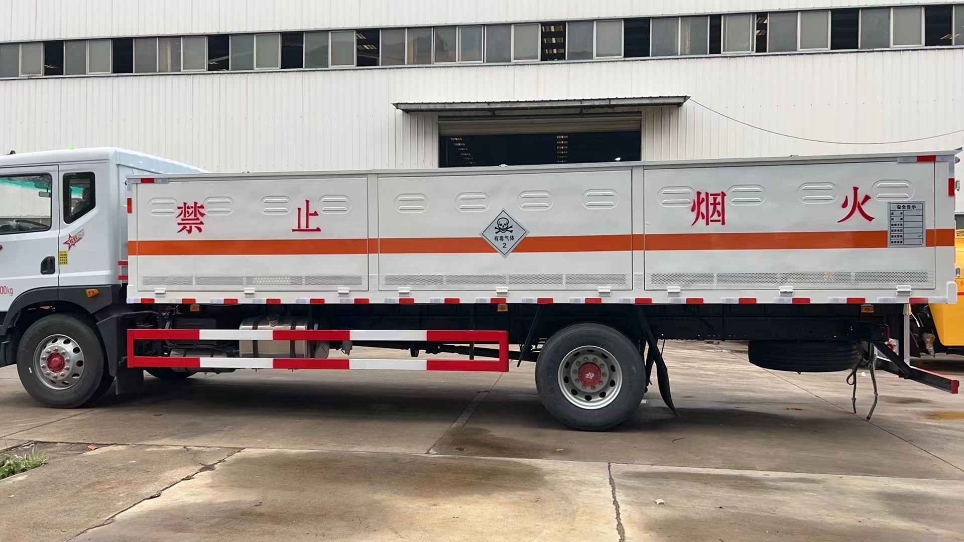 東風D9國六10噸毒性氣體廂式運輸車