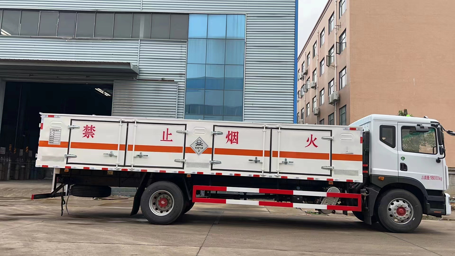 東風D9國六10噸毒性氣體廂式運輸車