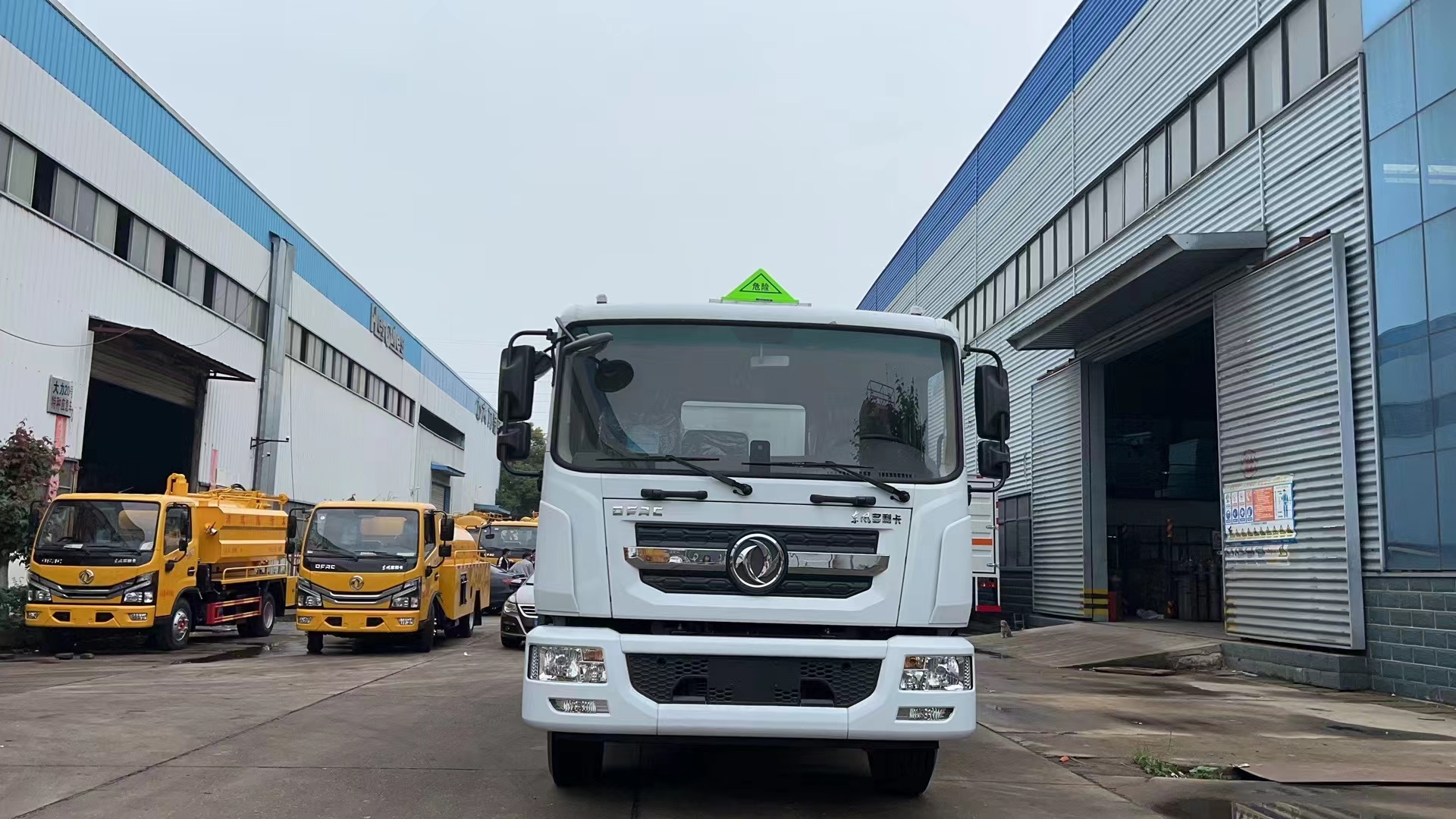 東風D9國六10噸毒性氣體廂式運輸車