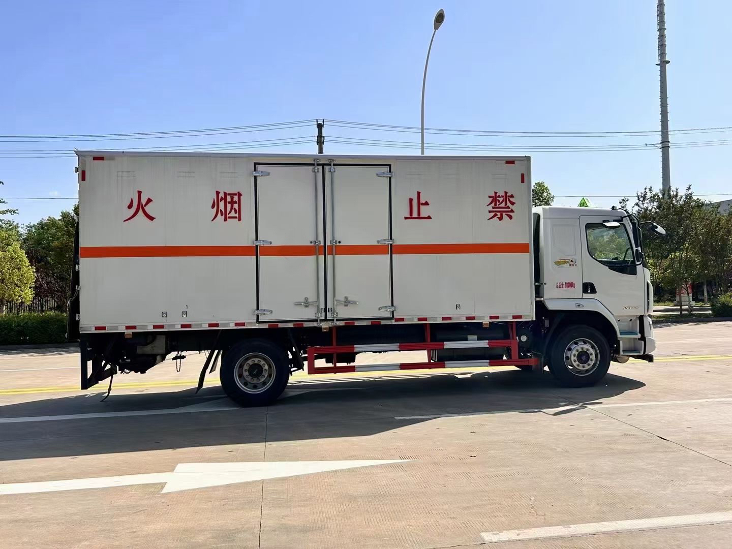 柳汽乘龍6.8米雜項危險物品廂式車
