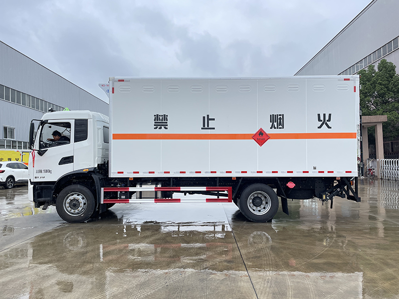 東風(fēng)天錦（6.2米/6.8米）10噸液體廂式運(yùn)輸車