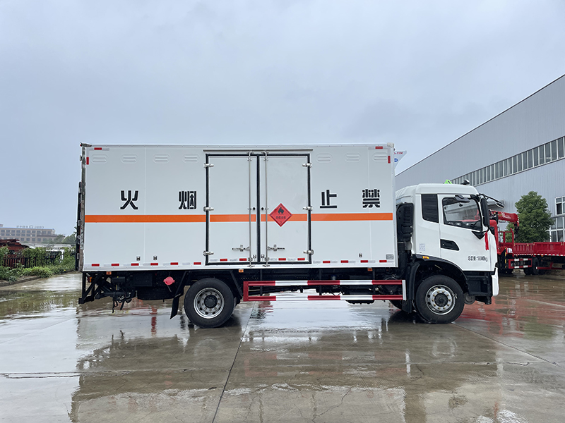 東風(fēng)天錦（6.2米/6.8米）10噸液體廂式運(yùn)輸車