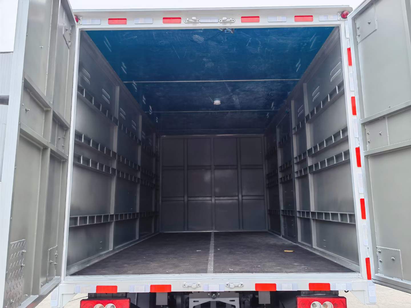 福田歐馬可4.3米帶槽鋼危險(xiǎn)品車