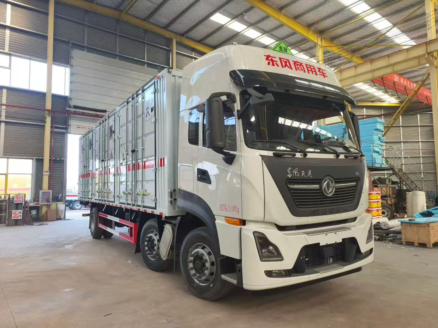 東風(fēng)天龍三軸350馬力國六雜項危險品車