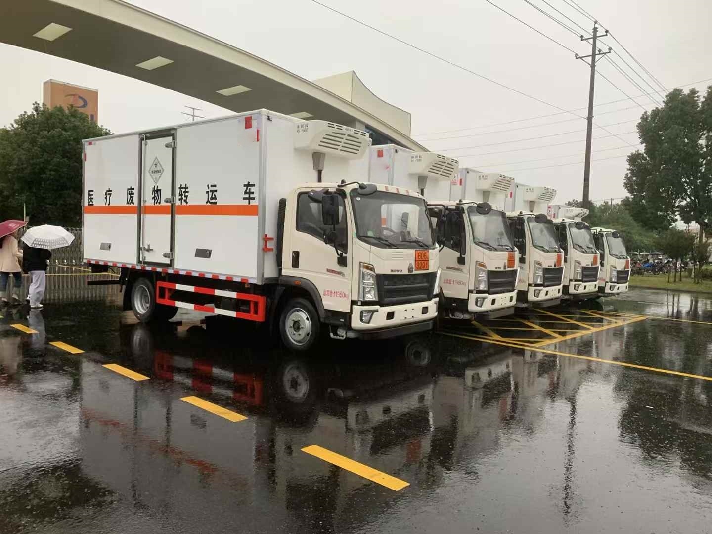 4臺重汽豪沃國六醫療廢物轉運車批量發車