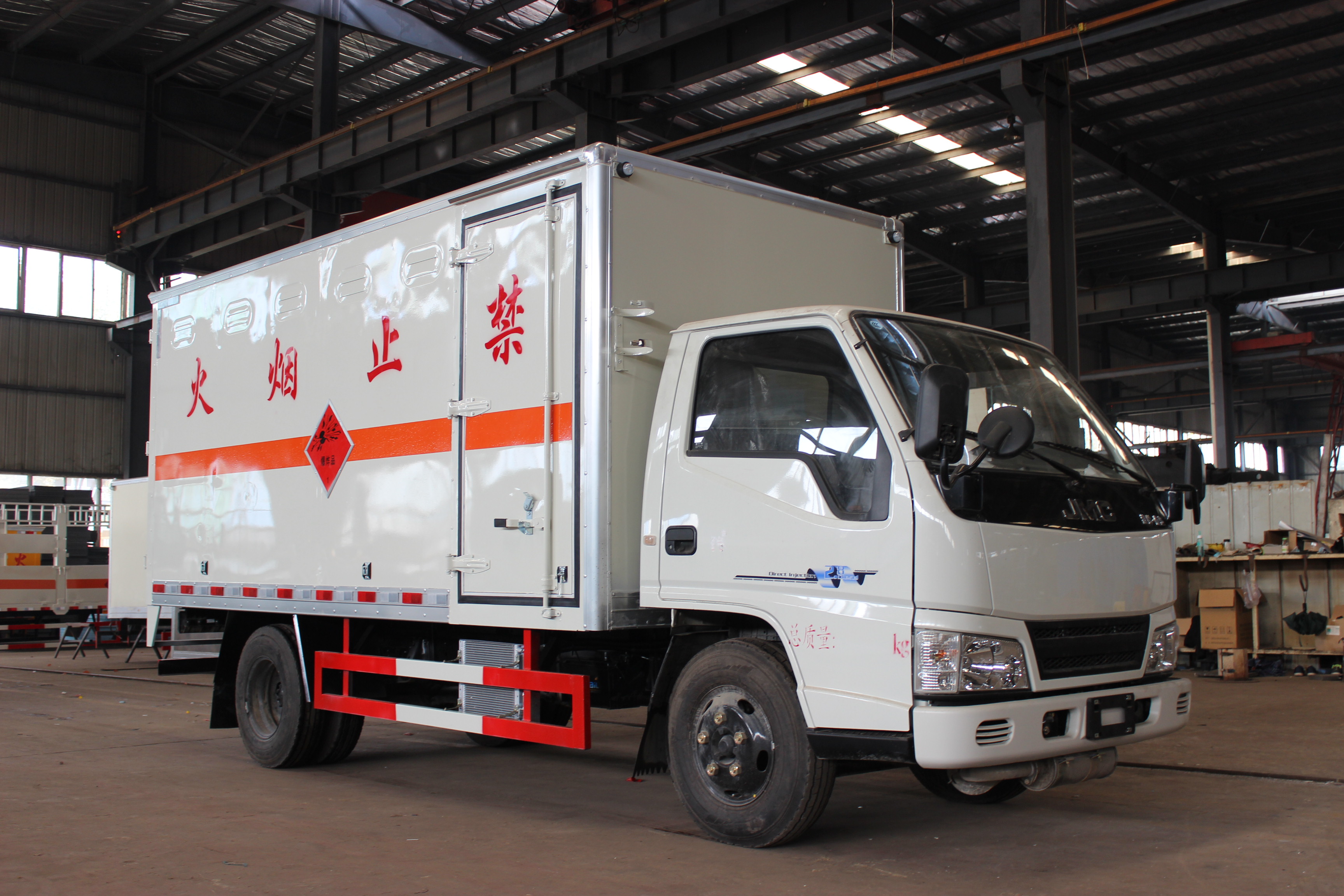 貴州遵義王總訂購江鈴4.2米雜項廂式危貨車發(fā)車
