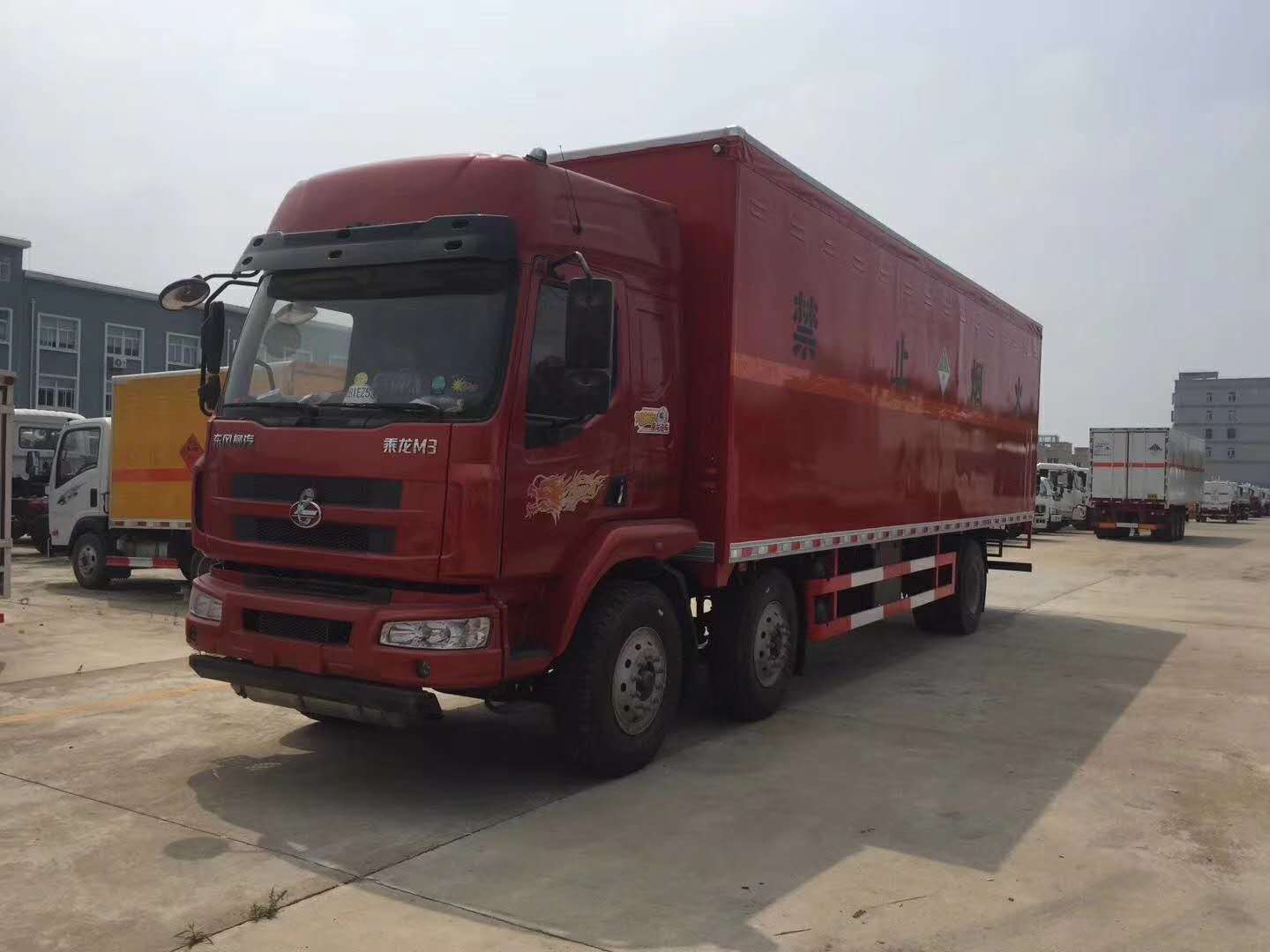 杭州周總的東風柳汽6×2小三軸9類雜項危險品運輸車完工待發車