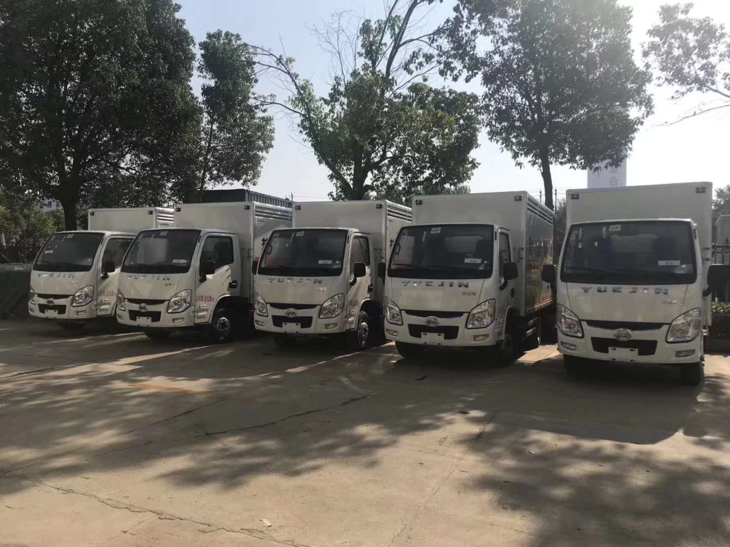 山東張總訂購躍進5臺躍進液體廂式車發車