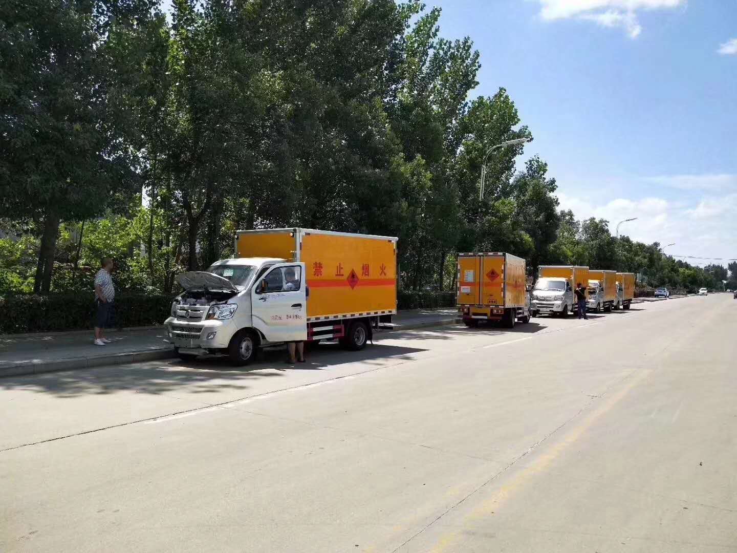 五臺(tái)重汽王牌易燃?xì)怏w廂式車成功交付陜西客戶王總