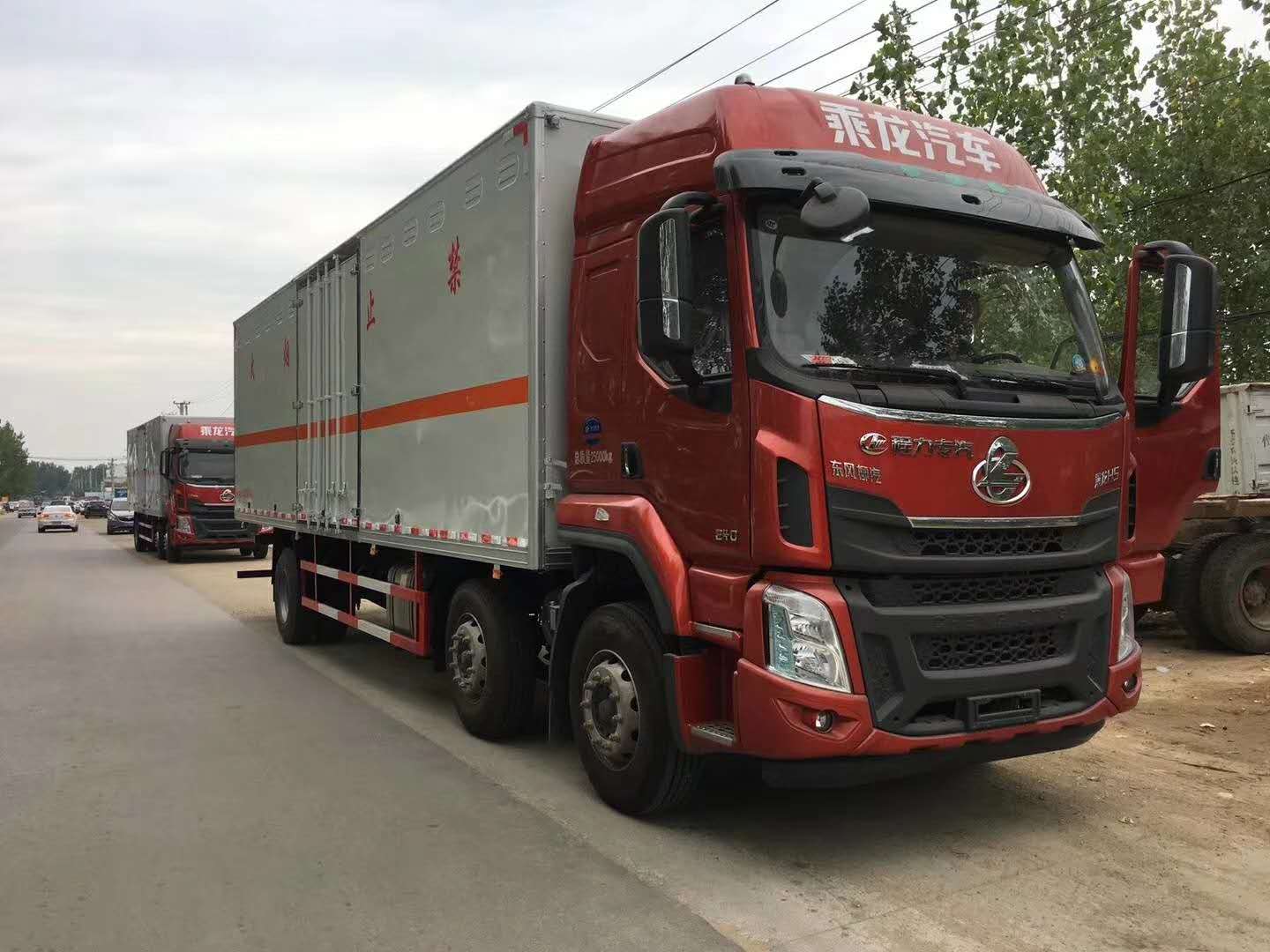 廣西錢總兩臺柳汽乘龍小三軸雜項危險品車發(fā)車