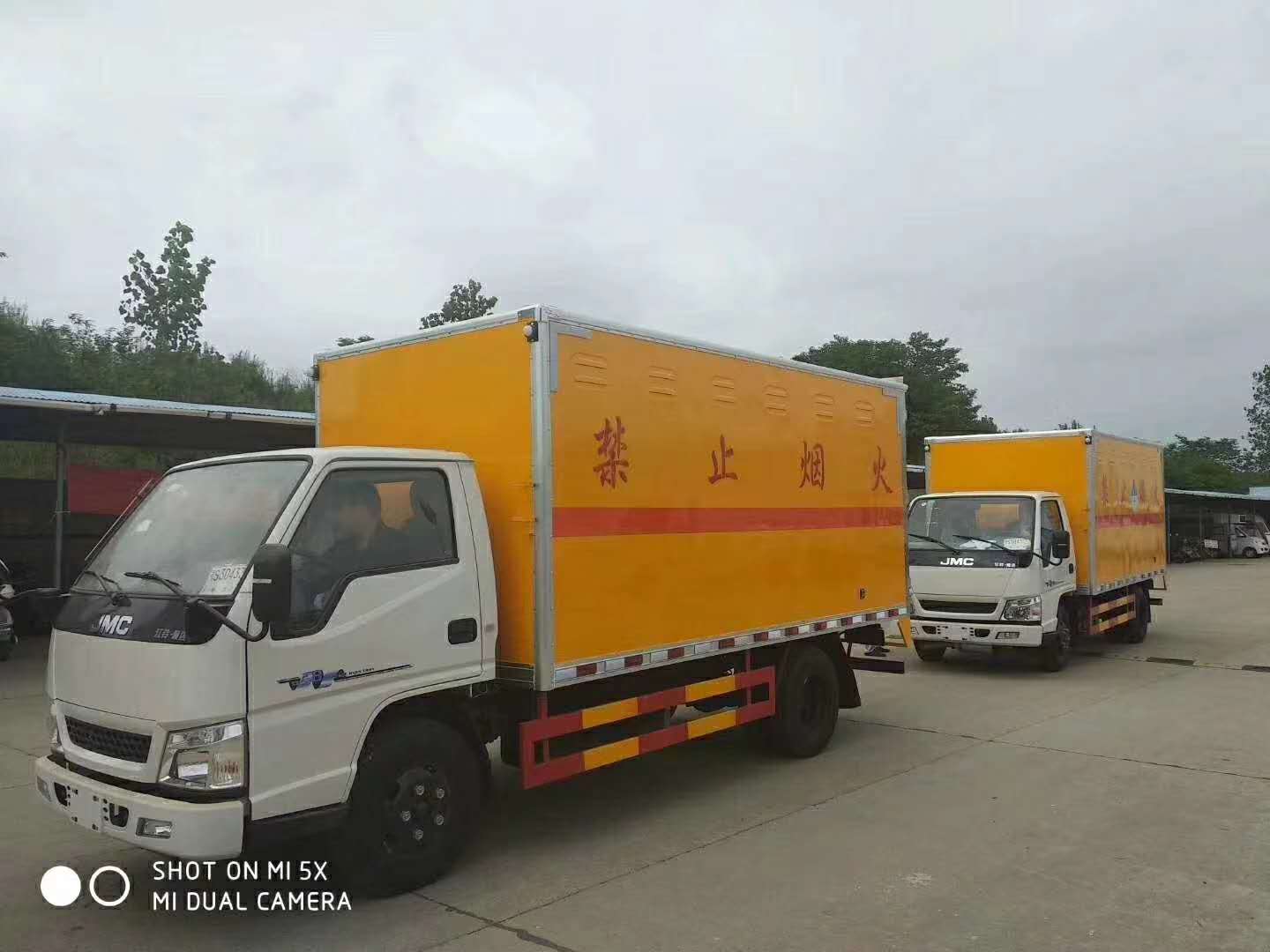 重慶張總訂購2臺江鈴雜項危貨車發(fā)車