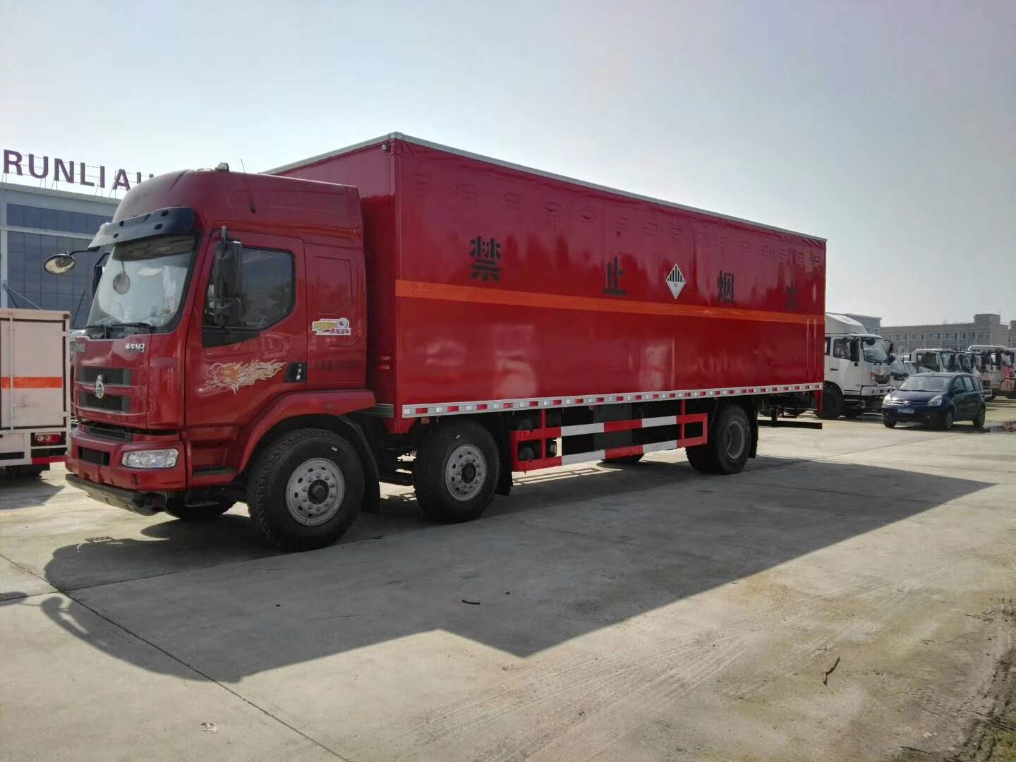 江蘇陳總訂購的柳汽乘龍9.5米雜項危貨車交車完畢