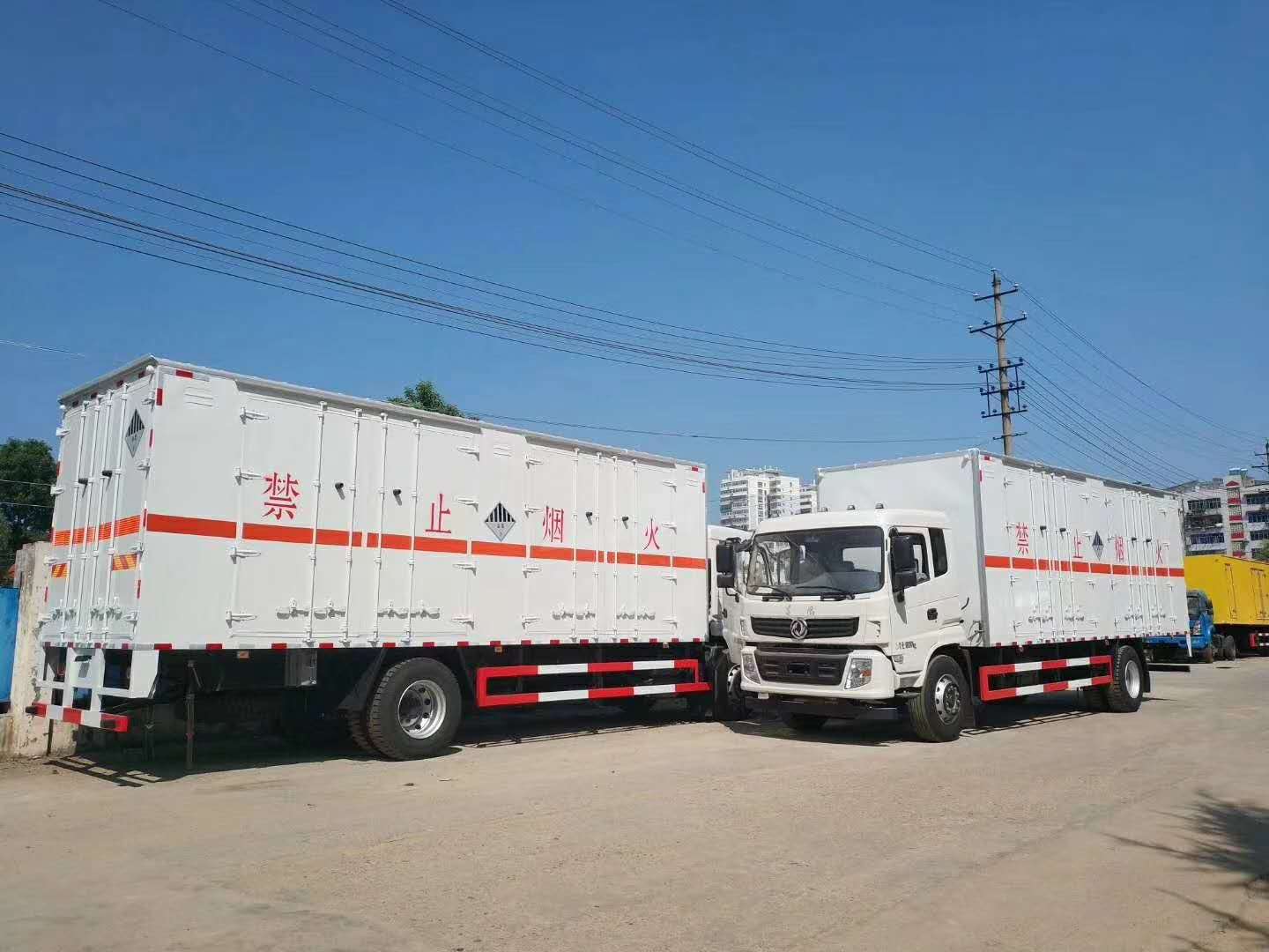 陜西西安余總訂購3臺東風7.6米雜項雙開側門雜項危貨車