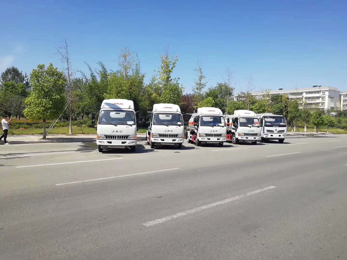 中國(guó)石化訂購(gòu)5臺(tái)甲醇罐式車發(fā)車