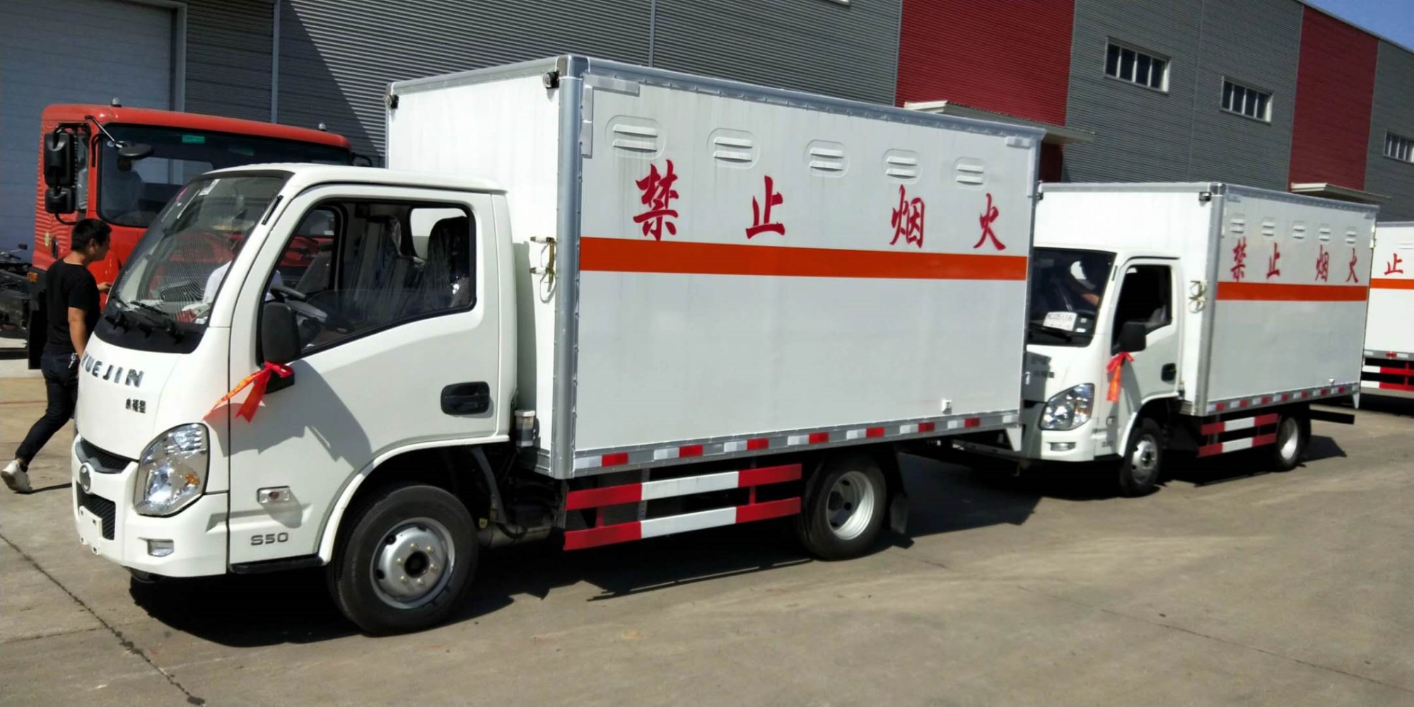 福建夏總訂購(gòu)兩臺(tái)躍進(jìn)易燃?xì)怏w廂式車發(fā)車