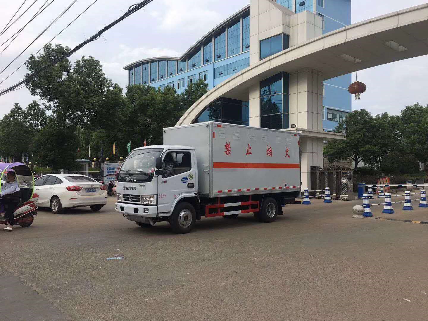 兩臺(tái)東風(fēng)多利卡民爆車發(fā)車