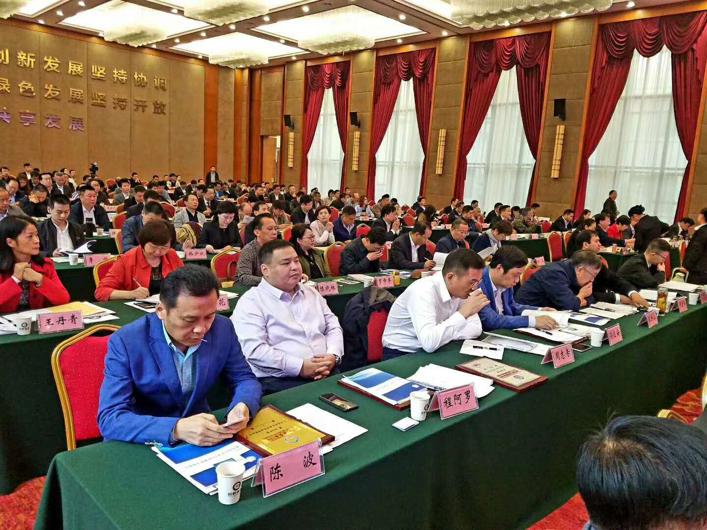 湖北民營企業(yè)100強發(fā)布會暨省工商聯(lián)常委會在咸寧召開