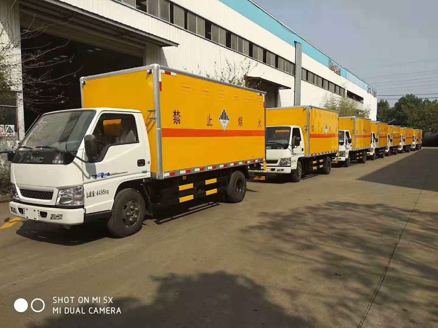 溫州井總批量訂購江鈴雜項危貨車發(fā)車
