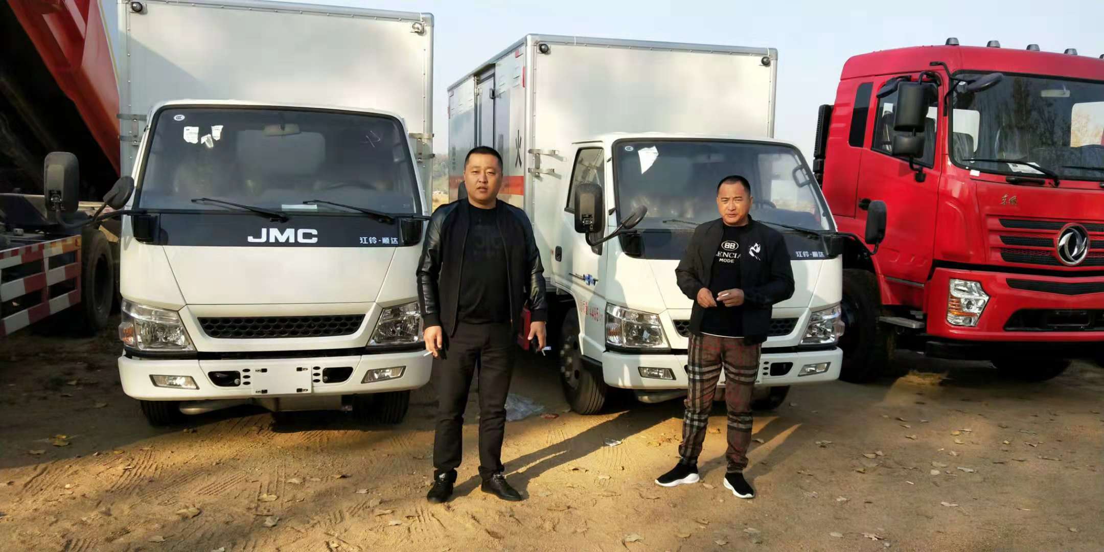 大連劉總自提三臺江鈴易燃液體廂式車