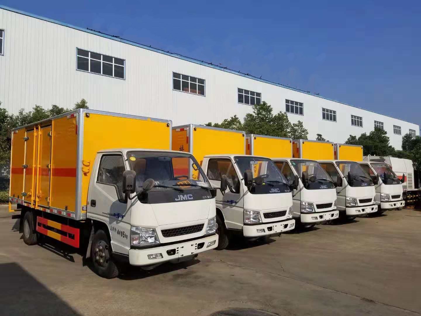 監利吳總訂購的5臺江鈴腐蝕品廂式運輸車發車