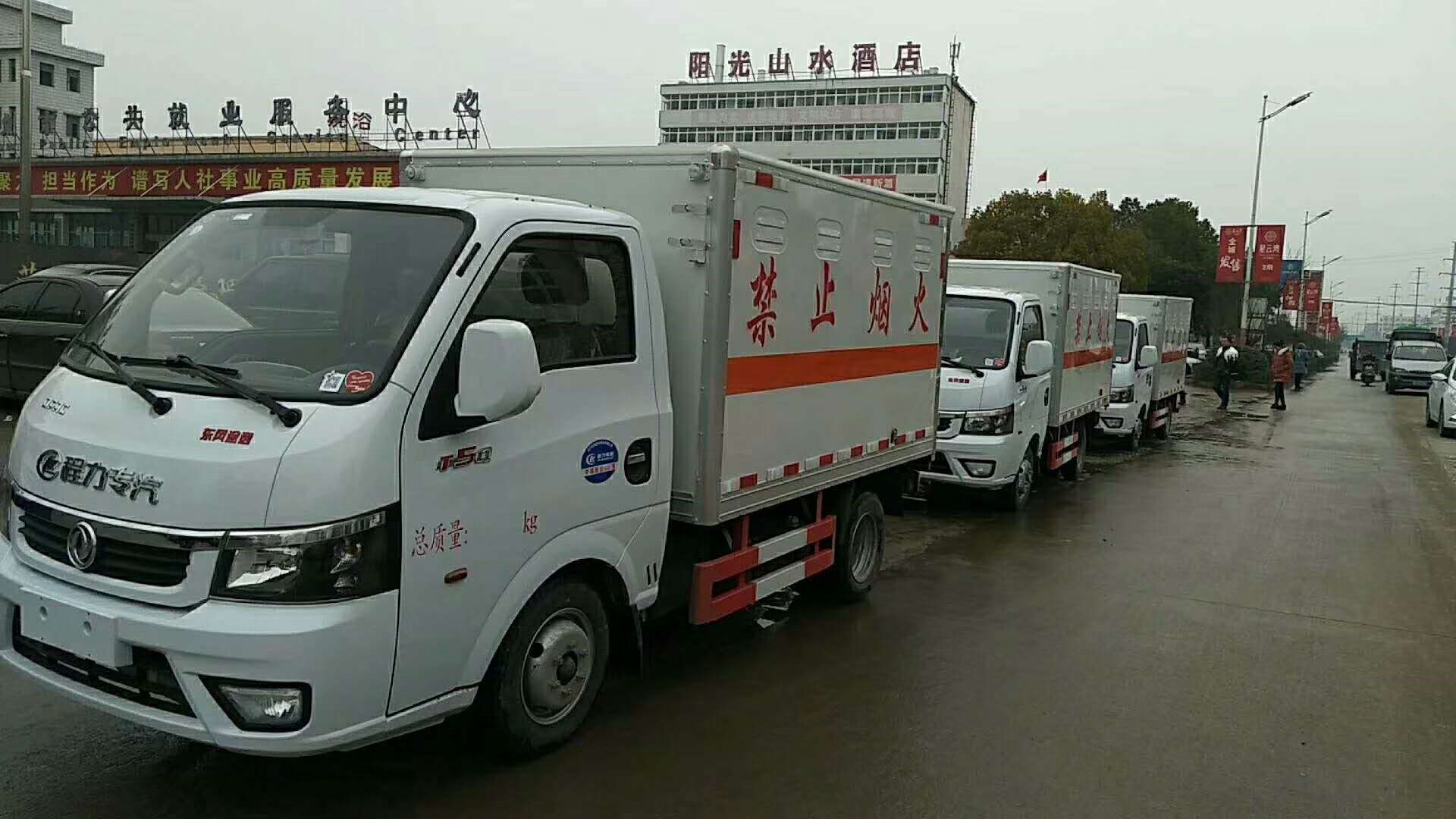 陜西仁總三臺東風途逸氣體廂式車發車