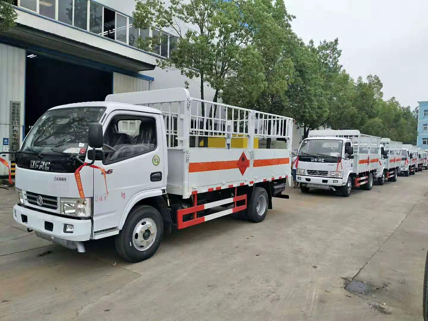 陜西王總訂購六臺東風多利卡易燃氣體廂式車發車