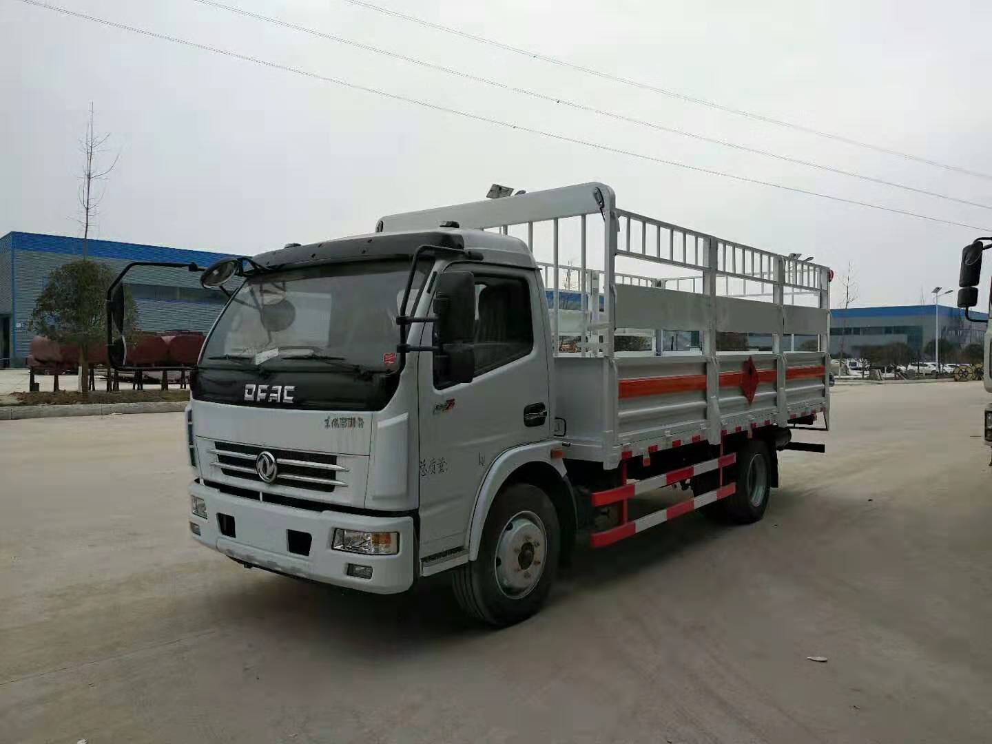 甘肅陶總訂購兩臺氣瓶運輸車發(fā)車