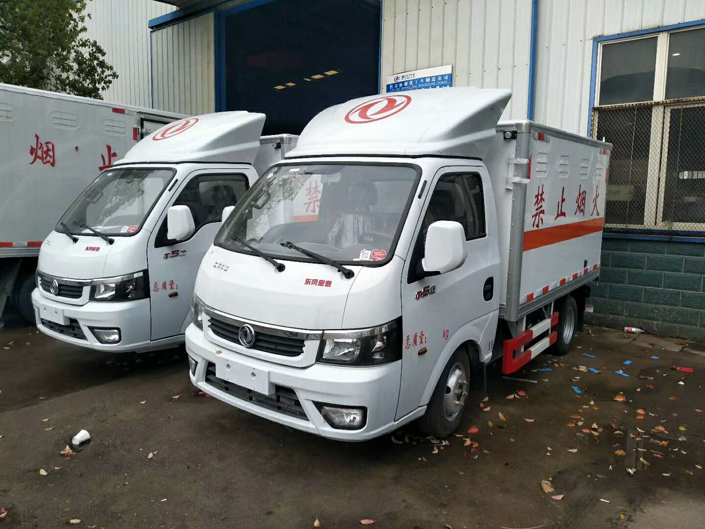 廣西宴總兩臺東風(fēng)途逸易燃?xì)怏w廂式車發(fā)車