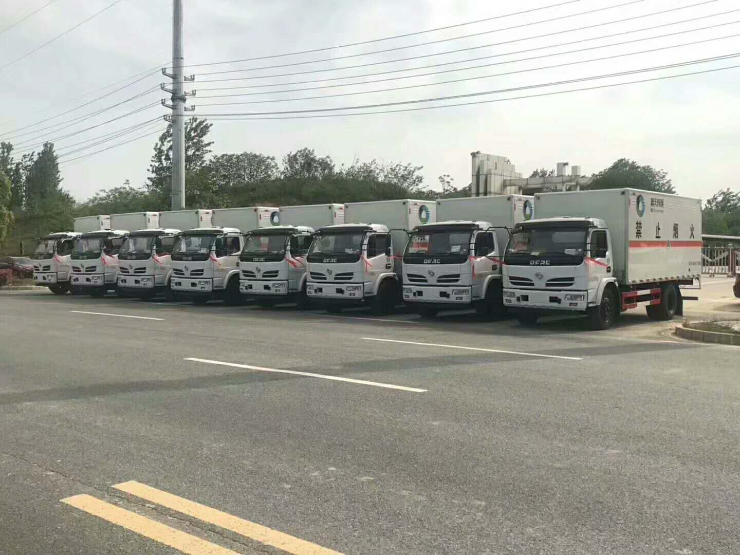 晴天環(huán)保訂購八臺東風(fēng)多利卡雜項(xiàng)危貨車發(fā)車