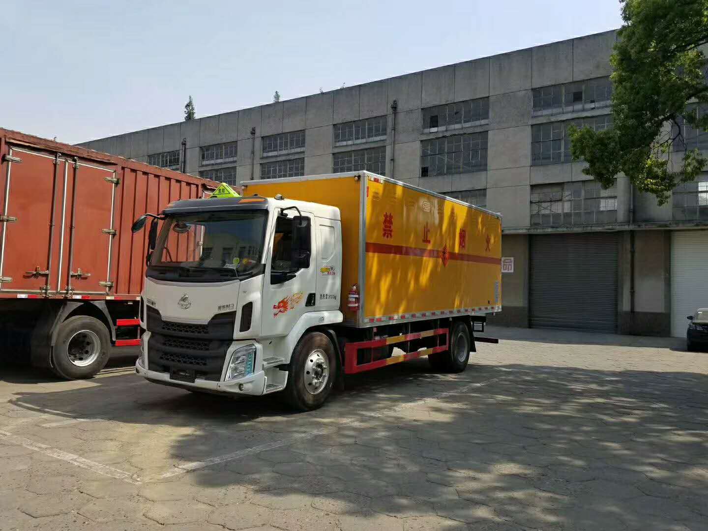 合格的危險品車要經(jīng)過檢測流程