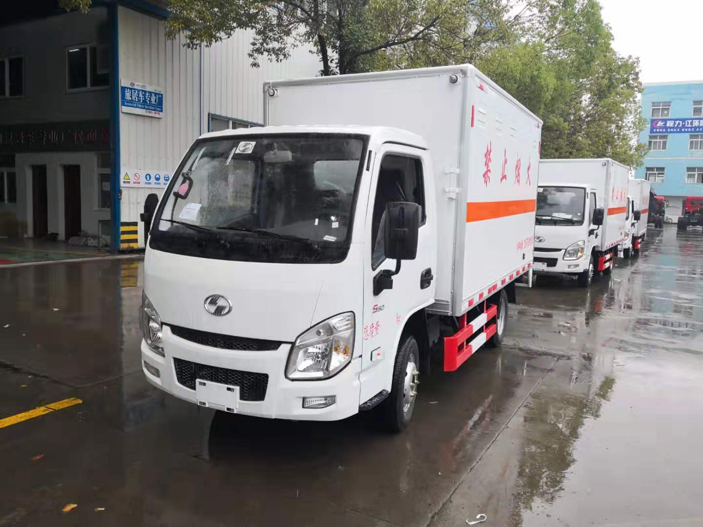 陜西杜總訂購三臺躍進易燃液體廂式車發車