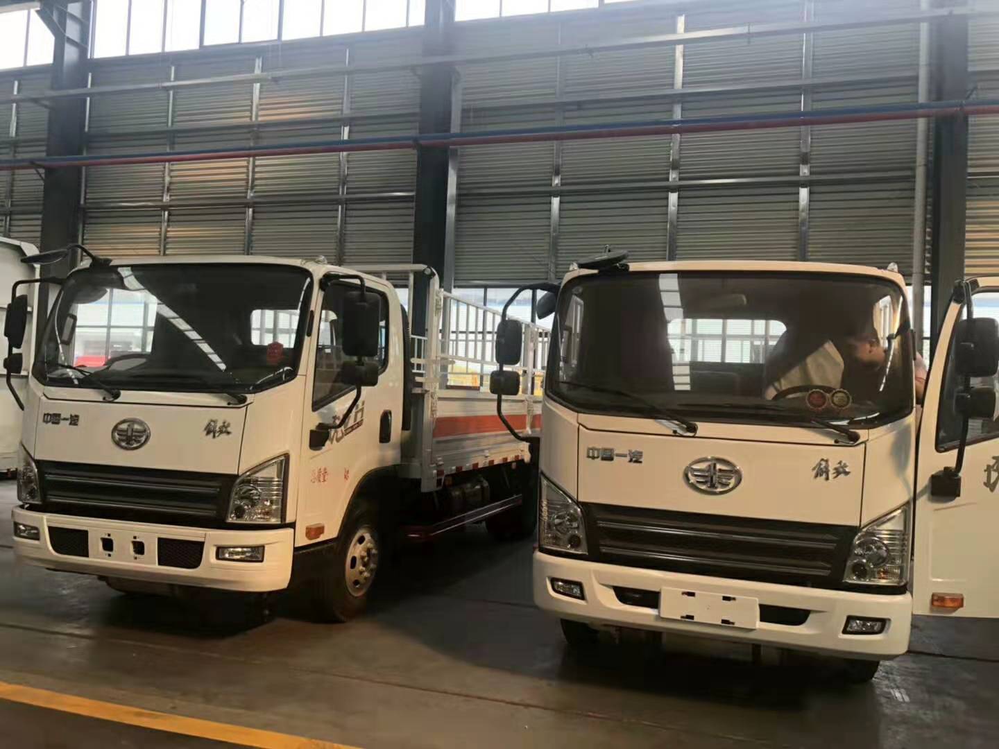陜西金總訂購(gòu)的2臺(tái)解放藍(lán)牌氣瓶運(yùn)輸車發(fā)車