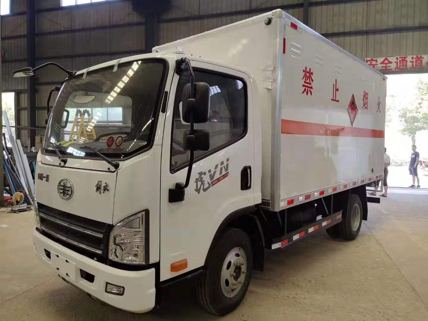 四川王總訂購(gòu)解放易燃?xì)怏w廂式運(yùn)輸車發(fā)車