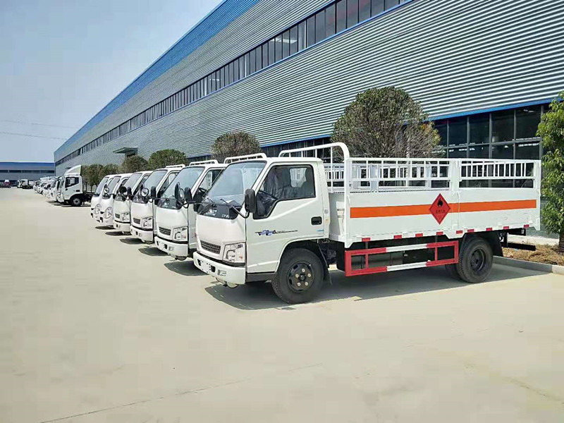 4臺江鈴氣瓶運輸車及2臺躍進氣瓶運輸車發車