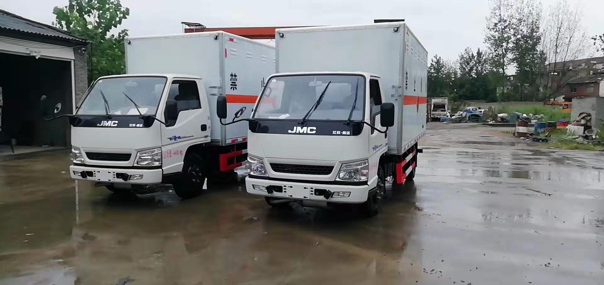天津張總訂購的兩臺江鈴順達易燃氣體廂式車發車
