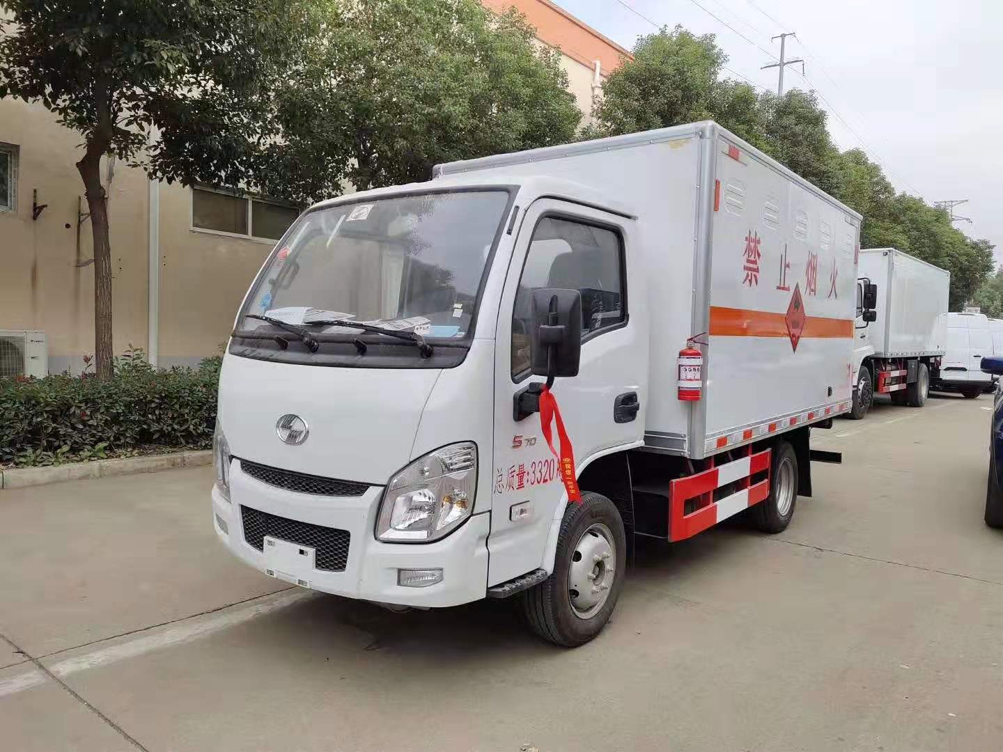 躍進小福星汽油版國六易燃液體廂式車發車