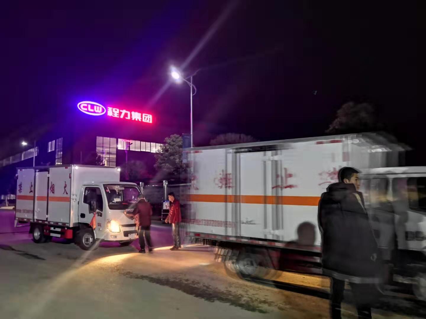 10臺躍進易燃液體廂式運輸車發車加班發車