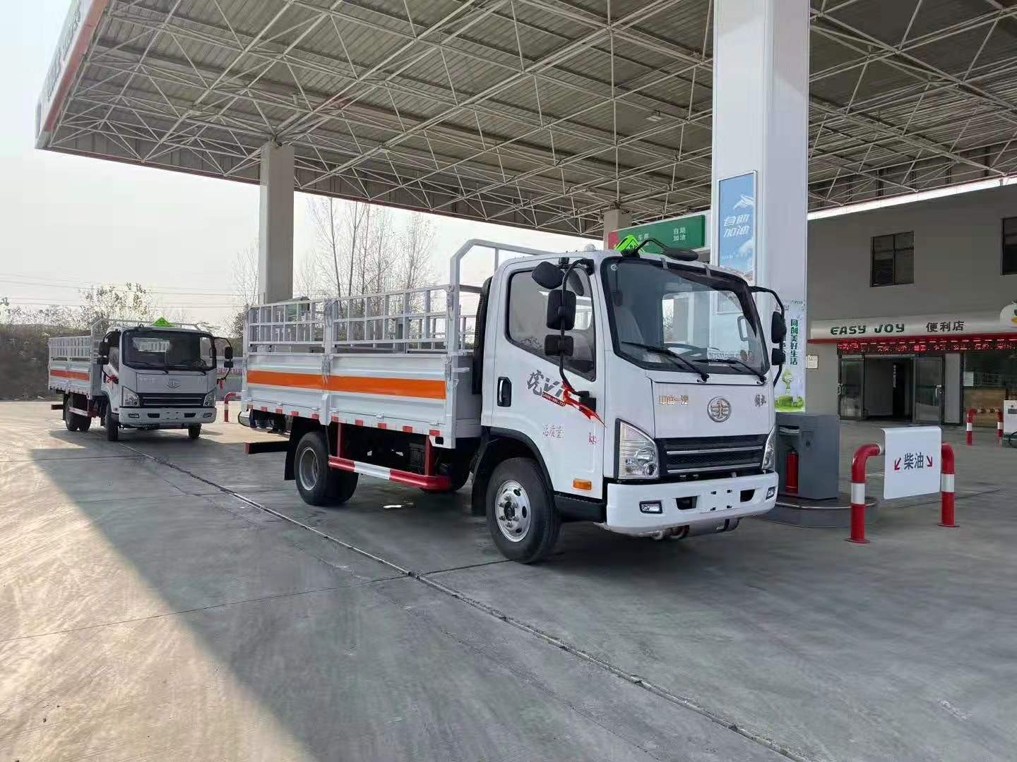 河南吳總訂購2臺解放氣瓶運輸車發車