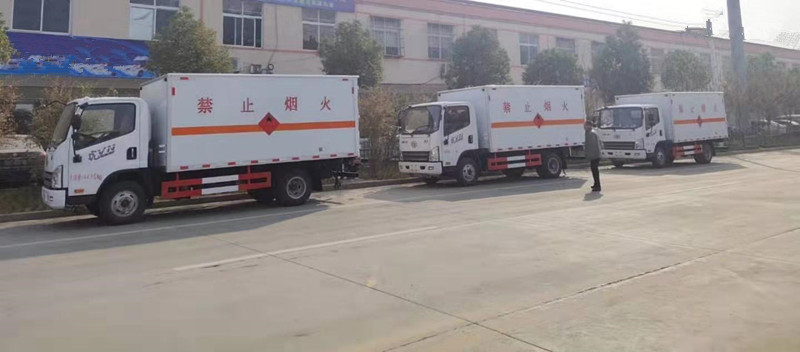 天津張總3臺解放虎V易燃氣體廂式車發車