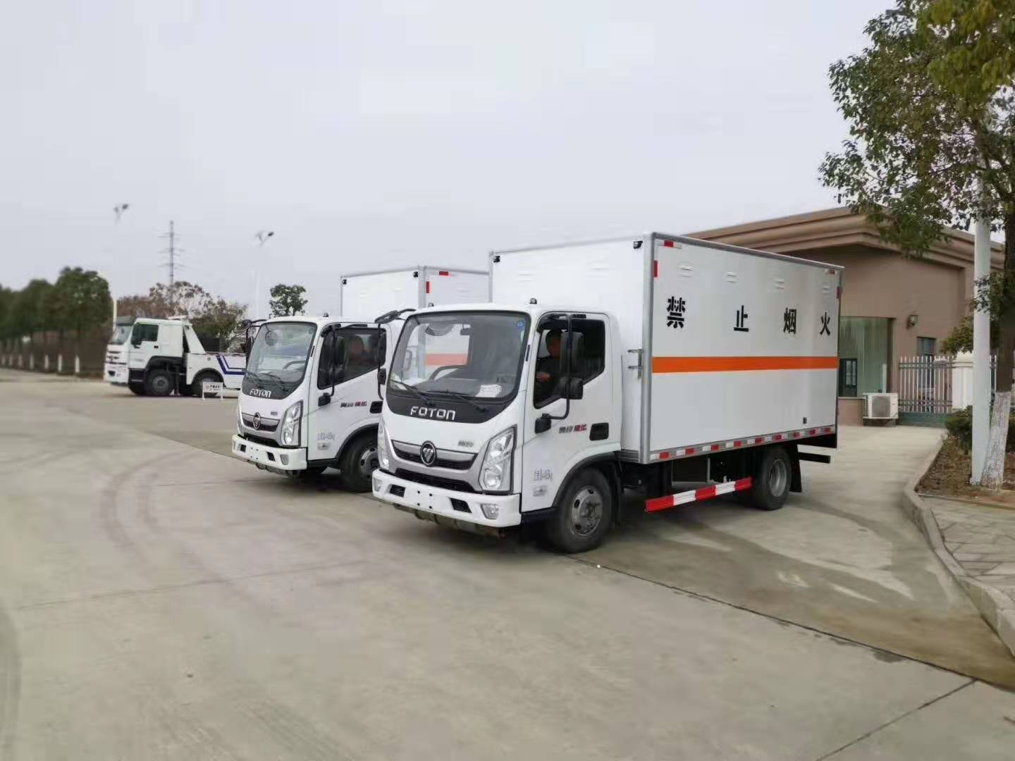 陜西楊總訂購的兩臺國六福田奧鈴易燃氣體廂式車發車